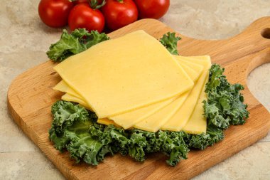 Dilimlenmiş Gauda peyniri.