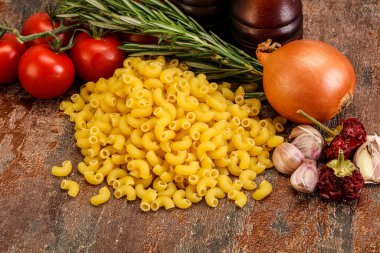 Çiğ İtalyan buğday makarnası - Chifferi rigati pişirmek için