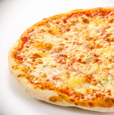 Dört peynirli İtalyan geleneksel pizzası.