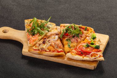 Peynir ve etle dilimlenmiş pizza.