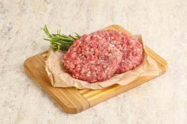 Izgara veya rosto için çiğ sığır burger pirzolası.