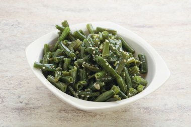 Susamlı haşlanmış yeşil fasulye garnitürü.