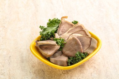 Dilimlenmiş domuz dili aperatifi. Fesleğen servis edildi.