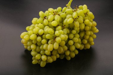 Arka planda tatlı yeşil üzüm dalı