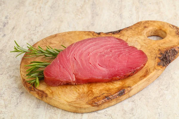 Teknede pişirmek için çiğ ton balığı bifteği. Biberiye servis ediliyor.