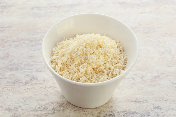 Kâsede doğal organik hindistan cevizi parçalanmış toz.