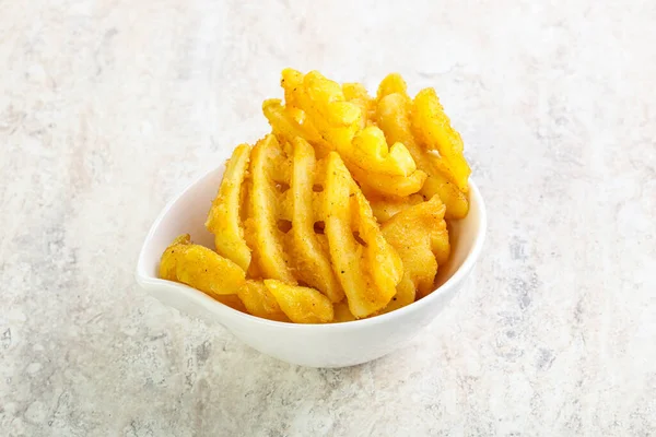 Lezzetli kızarmış patates dilimi kasede