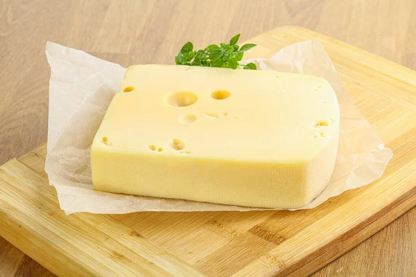 Maasdam Kaasbaksteen Het Bord — Stockfoto