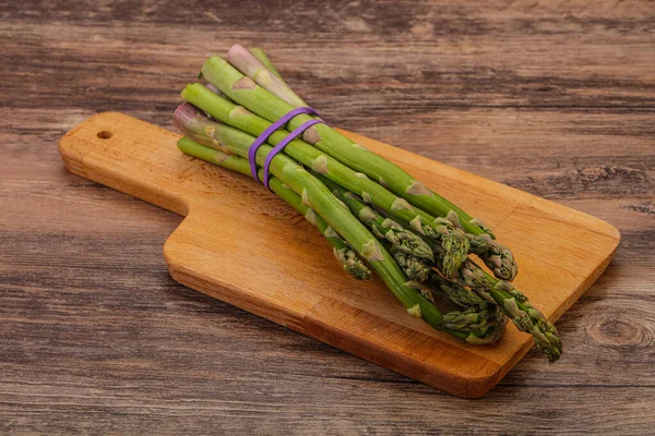 Vejetaryen mutfağı - Pişirmek için çiğ kuşkonmaz yığını