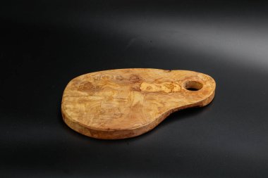 Mutfak için siyah arkaplan üzerine zeytin ağacı tahtası