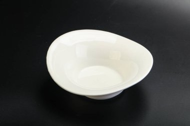 İzole edilmiş servis için beyaz boş tabak