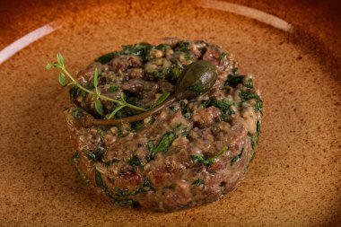 Kaparili çiğ tartar atıştırmalığı.