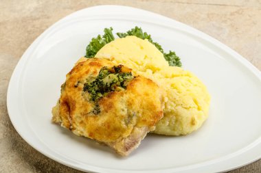 Patates püresi ve peynirli kızarmış pangasius fileto.