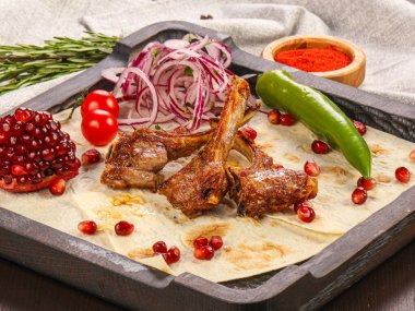 Izgara kuzu pirzolası soğanlı barbekü