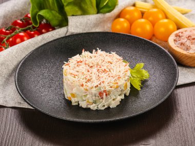 Yengeç surimi ile geleneksel Rus salatası