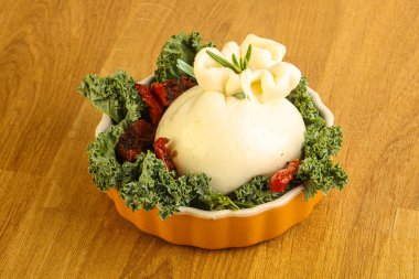 Kurutulmuş domatesli Burrata taze peyniri