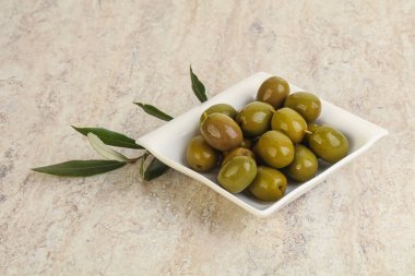 Tabakta salamura edilmiş zeytinler servis ediliyor.