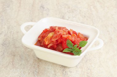 Sebzeli Macaristan vejetaryen Lecho atıştırması