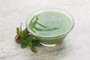 Yeşil baharatlı biber ve limon sosu.