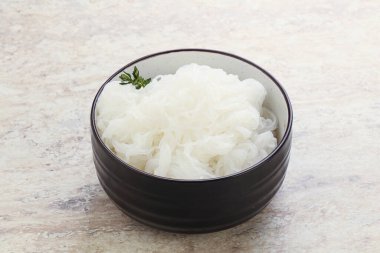 Kavanozda kaynamış Asyalı erişte.