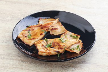 Unagi soslu ve otlu ızgara kalamar.