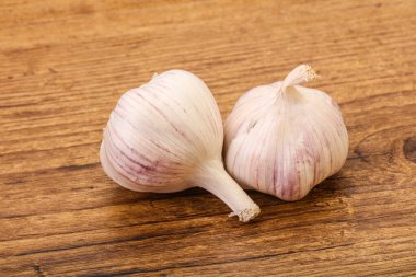 Taze ve lezzetli sarımsak izole edilmiş.