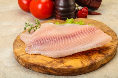 Pişirmek için çiğ tilapia balığı filetosu.
