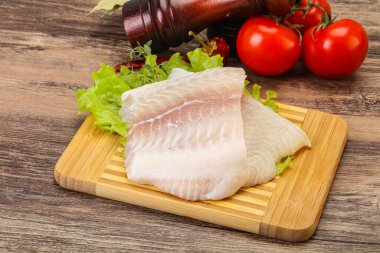 Pişirmek için çiğ pangasius fileto balığı.