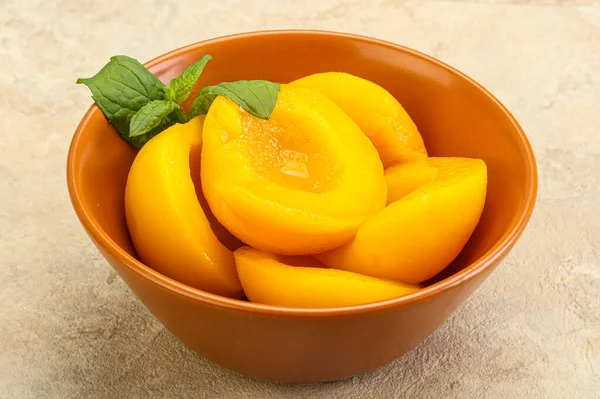 甘い熟した缶詰の桃ミントの葉 — ストック写真