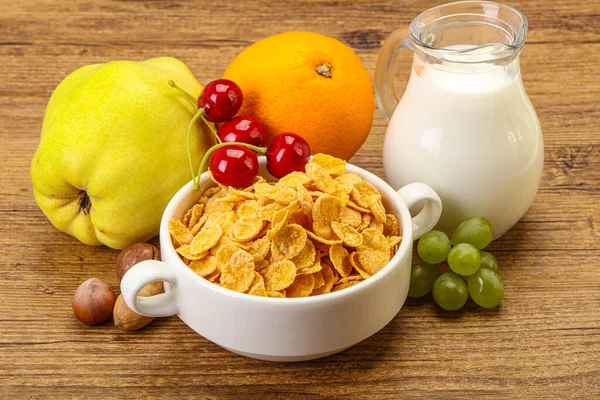 Frukost Med Majsflingor Frukt Och Mjölk — Stockfoto