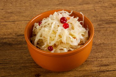 Lezzetli lahana turşusu ve yaban mersini kasesi