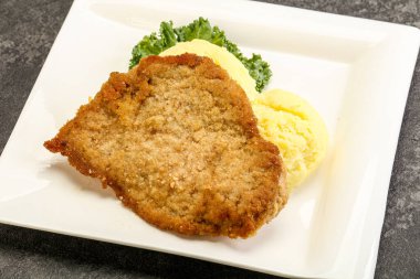 Kızarmış tavuk göğsü şnitzel ve patates püresi.