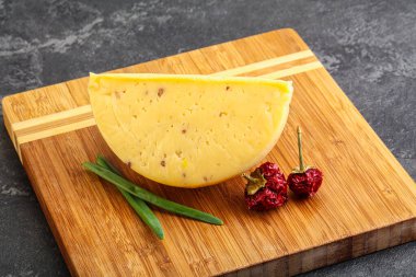 Cevizli sert peynir tuğlası.