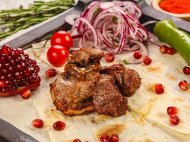 Kafkas geleneksel kuzu eti barbeküsü soğan servis edilir.