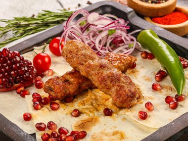 Kıyma ve baharatlı tavuk kebabı.