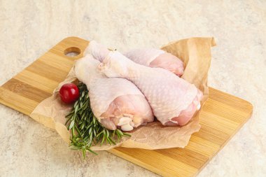 Pişirmek için üç tavuk budu budu.