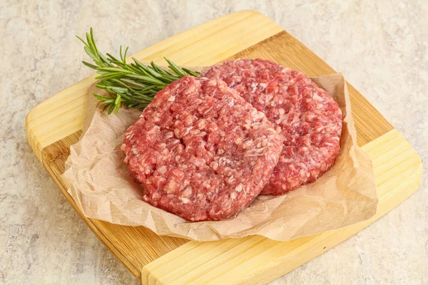 Izgara veya rosto için çiğ sığır burger pirzolası.