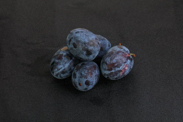 Peu Tas Prunes Mûres Sur Fond — Photo