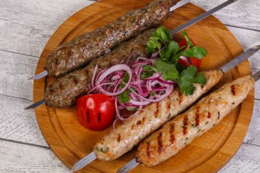 Kıymalı biftek ve tavuk kebabı.