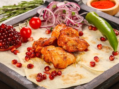 Tavuk kalçalı ızgara soğan halkaları.