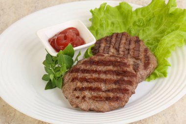 Domates soslu ızgara sığır burger pirzolası