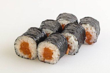 Somon, nori ve pirinçli geleneksel Japon dürümü.