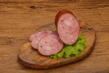 Baharatlı ve otlu füme jambon.