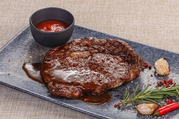 Grilovaný Hovězí Steak Podávaný Pepřem Rozmarýnem — Stock fotografie