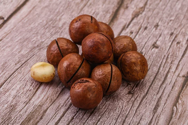 Montón Nuez Macadamia Primer Plano Marrón Sobre Fondo —  Fotos de Stock