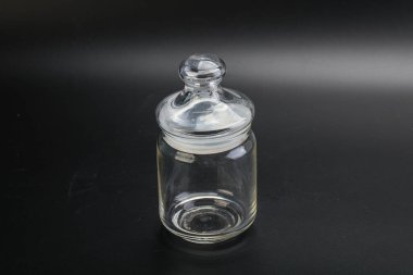 Kapağı izole edilmiş boş cam kavanoz