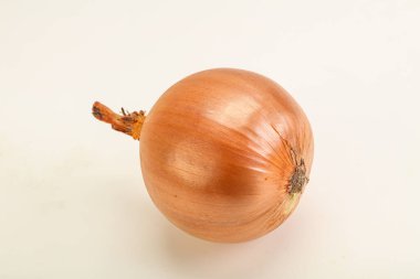 Sarı olgun doğal organik soğan yalıtılmış.