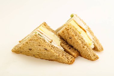 Tavuk göğsü ve peynirli kulüp sandviçi.