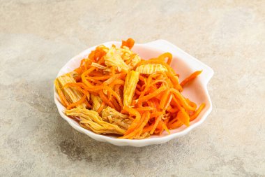 Havuçlu ve baharatlı Kore soya kuşkonmazı.