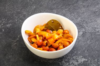 Baharatlı salamura bal mantarı kasede.